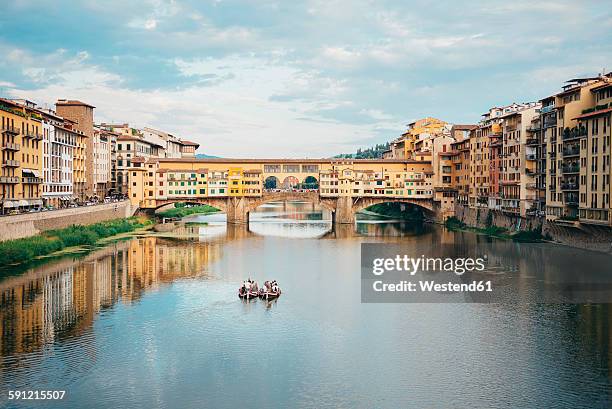 italy, florence, river arno and ponte vecchio - florence photos et images de collection