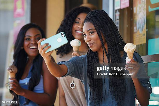 girls taking selfies and eating ice cream - mobile alabama photos et images de collection