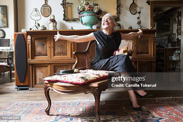 excited fashionable senior woman - antiek stockfoto's en -beelden