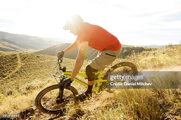 freeride mountain biker riding at sunset. - avon colorado fotografías e imágenes de stock