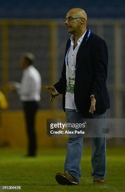 Daniel Fernandez coach of Alianza reacts during a match between Red Bulls and Alianza as part of Liga de Campeones CONCACAF Scotiabank 2016/17 at...