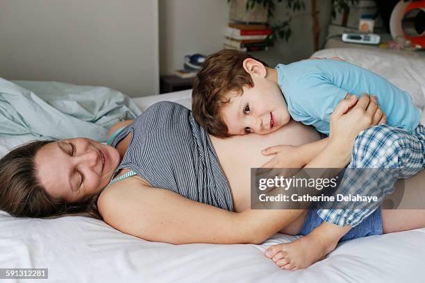 a pregnant woman with her 4 years old son - 4 5 years stockfoto's en -beelden