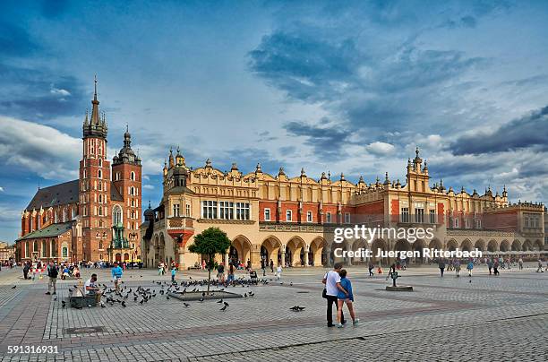 cloth hall and st. mary's basilica - krakow fotografías e imágenes de stock