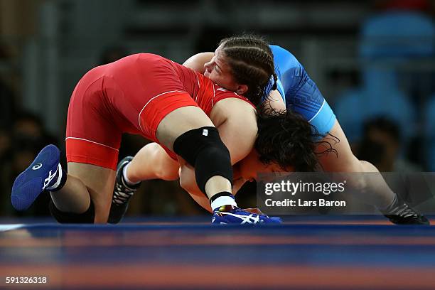 Sara Dosho of Japan competes against Alina Stadnik Makhynia of Ukraine during a Women's Freestyle 69kg Qualification bout on Day 12 of the Rio 2016...