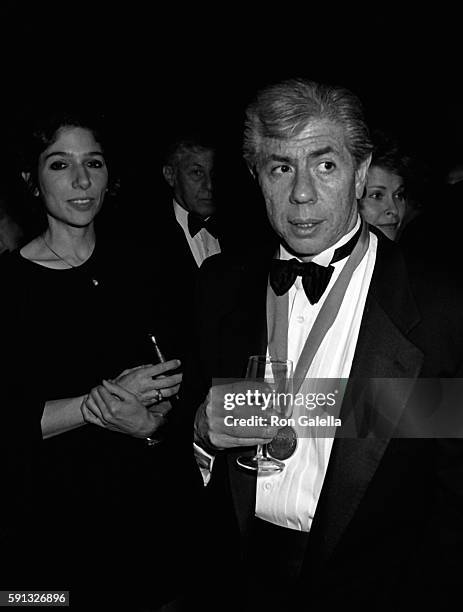 Carl Bernstein attends A Decade of Literary Lions Benefit Gala on November 8, 1990 at the New York Public Library in New York City.