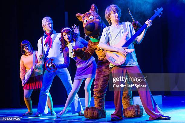 Rebecca Withers as Velma, Chris Warner Duke as Fred, Charlie Bull as Daphne, Joe Goldie as Scooby-Doo and Charlie Haskins as Shaggy performing on...