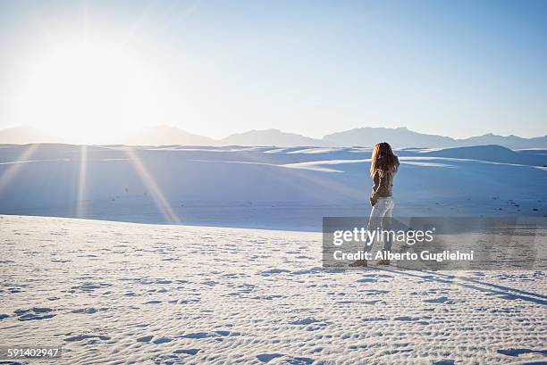 caucasian woman standing in white sands national park, new mexico, united states - sable ondulé photos et images de collection