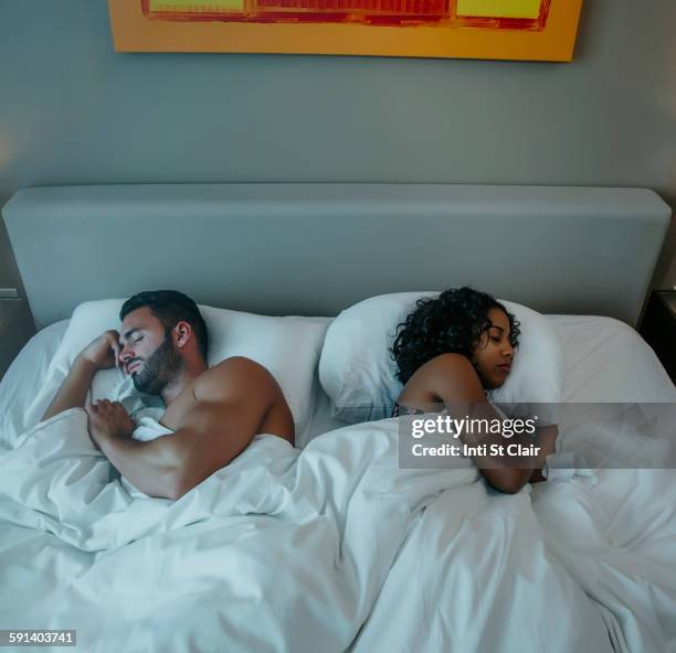 couple sleeping in bed - slaapkamer zijaanzicht stockfoto's en -beelden