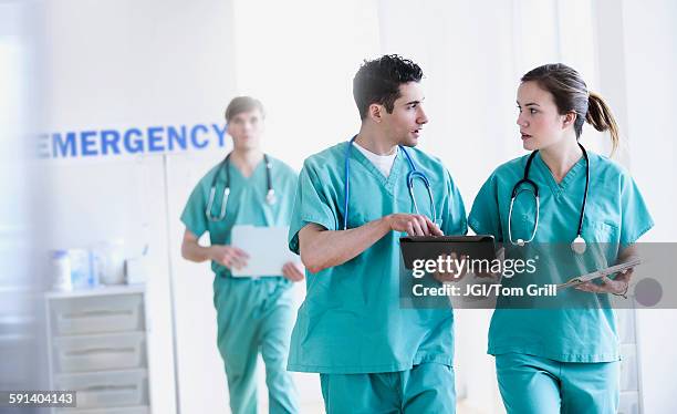 doctors talking in hospital emergency room - doctor emergency imagens e fotografias de stock