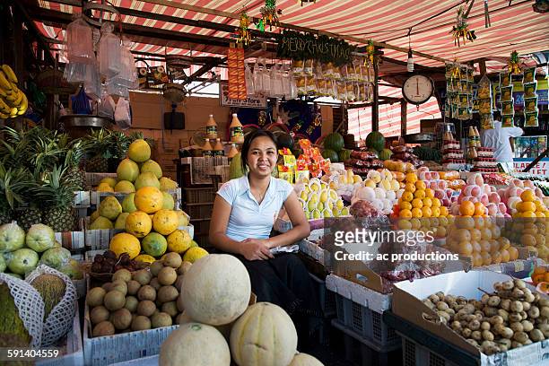 asian vendor smiling at market - manila philippinen stock-fotos und bilder