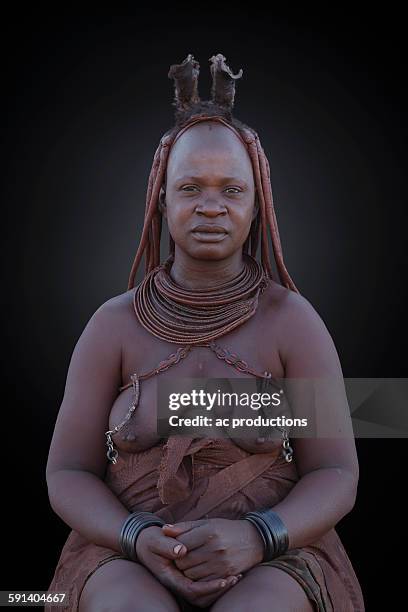 black woman wearing traditional clothing and jewelry - ac weary stockfoto's en -beelden