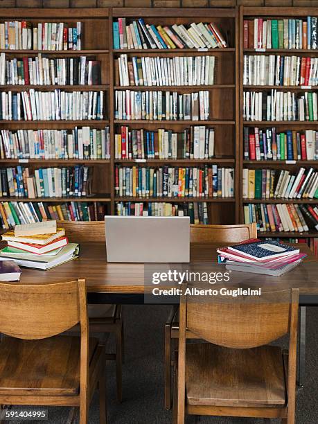 empty chairs and table in library - library desk stock pictures, royalty-free photos & images