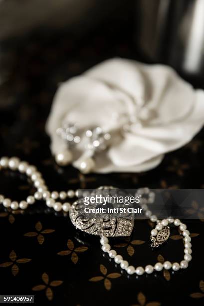 close up of pearl and heart necklace on table - pearl jewelry - fotografias e filmes do acervo