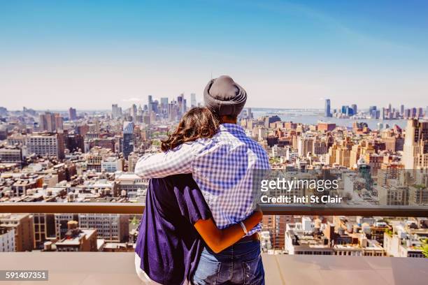 indian couple admiring new york cityscape, new york, united states - panorama nyc day 2 foto e immagini stock