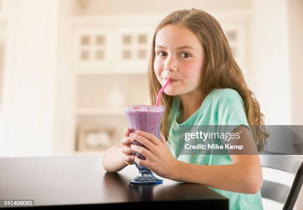 caucasian girl drinking milkshake in kitchen - tomando sorvete imagens e fotografias de stock