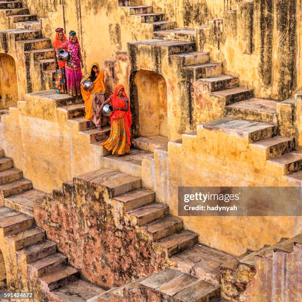 indian women carrying water from stepwell near jaipur - stepwell 個照片及圖片檔