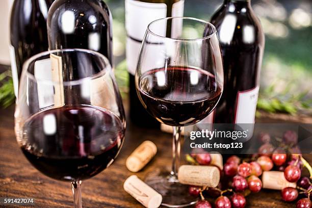 vino rosso e uva su tavolo da pranzo all'aperto. - red wine foto e immagini stock