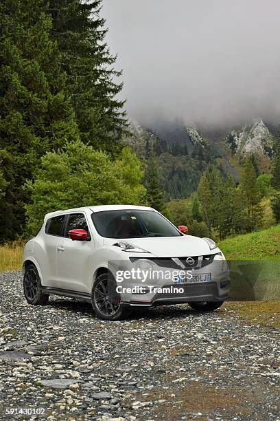 nissan juke on the road - juke nismo stock pictures, royalty-free photos & images