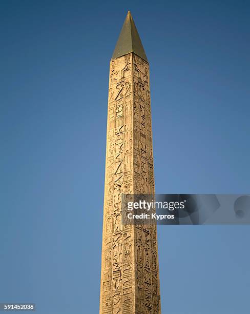 europe, france, paris, place de la concorde, view of the obelisk of luxor, a 250 metric ton, 23 metres (75 ft) high granite column - place de la concorde stock pictures, royalty-free photos & images
