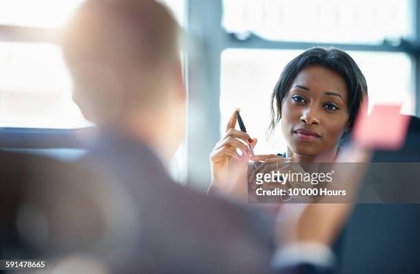 businesswomen discussing plans with a colleague - messa a fuoco differenziale foto e immagini stock