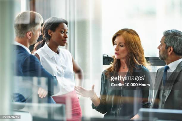 female business executive leading team meeting - réunion d'affaires photos et images de collection