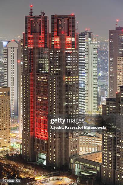 tokyo metropolitan government building red - regierungsgebäude der präfektur tokio stock-fotos und bilder