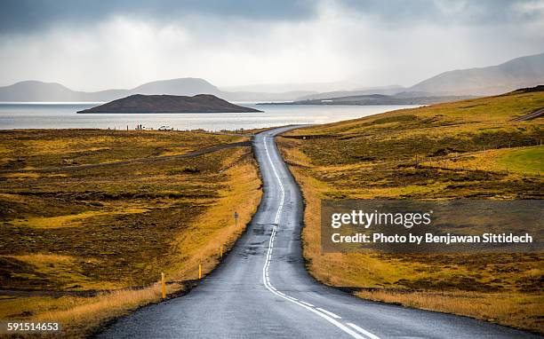 beautiful road in iceland - thingvellir stock pictures, royalty-free photos & images