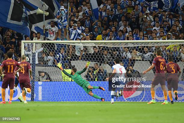 Porto player Andre Silva scores a penalty during the UEFA Champions League Playoff match between Porto and AS Roma on August 17, 2016 in Porto,...