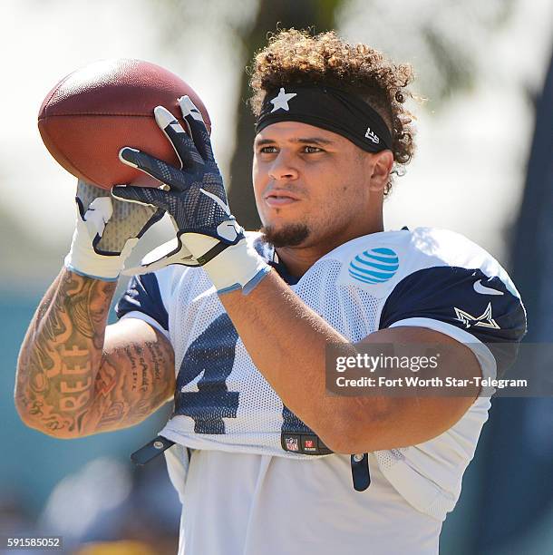 Dallas Cowboys fullback Keith Smith catches the ball during the last practice at the team's training camp in Oxnard, Calif., on Wednesday, Aug. 17,...