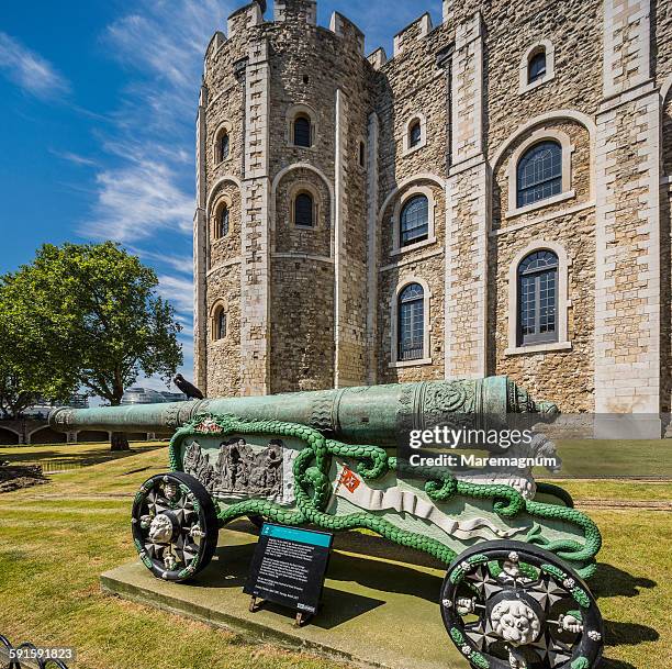 tower of london, bronze 24-pounder cannon - palace stock pictures, royalty-free photos & images