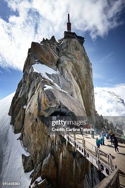 tourists crossing a bridge at aigulle de midi - aiguille de midi imagens e fotografias de stock