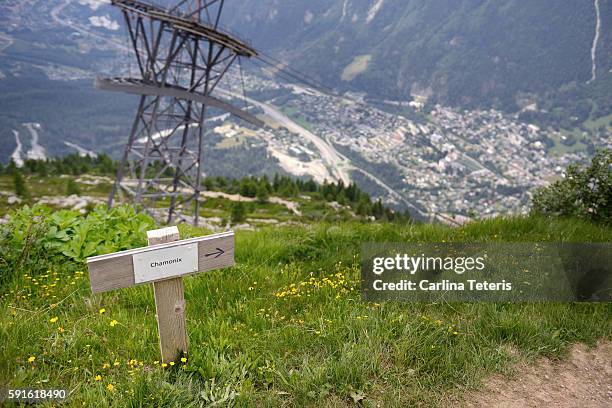 directional sign post to leading down the mountain to chamonix - overmountain victory national historic trail stock pictures, royalty-free photos & images