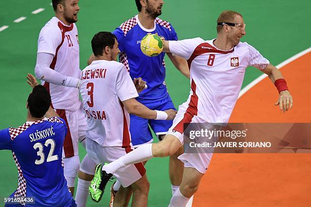 Poland's left back Karol Bielecki shoots during the men's quarterfinal handball match Croatia vs poland for the Rio 2016 Olympics Games at the Future...