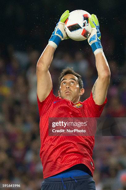 Barcelona's Claudio Bravo training prior the second-leg of the Spanish Super Cup football match between FC Barcelona and Sevilla FC at Camp Nou...