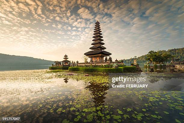 reflecting of pura ulun danu bratan temple - bratansee stock-fotos und bilder