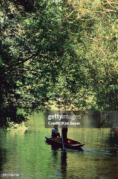 punting on the thames in oxford - andando de chalana - fotografias e filmes do acervo