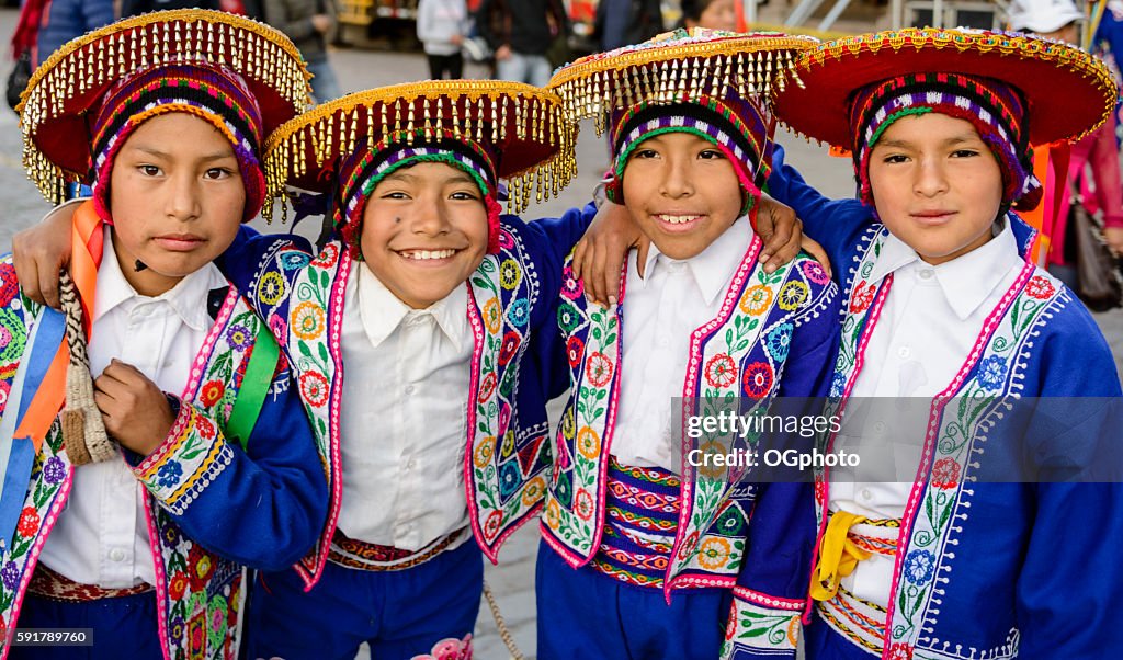 Niños vestidos con trajes tradicionales peruanos