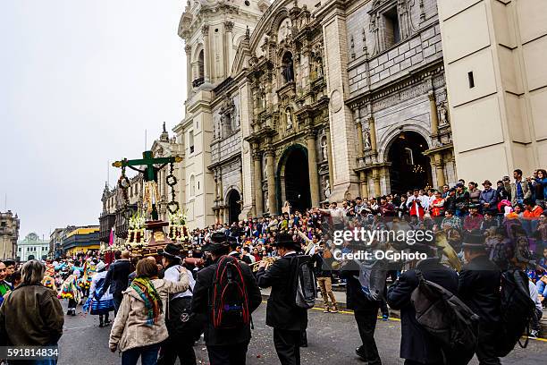 multitudes observando la procesión religiosa frente a la catedral - ogphoto fotografías e imágenes de stock