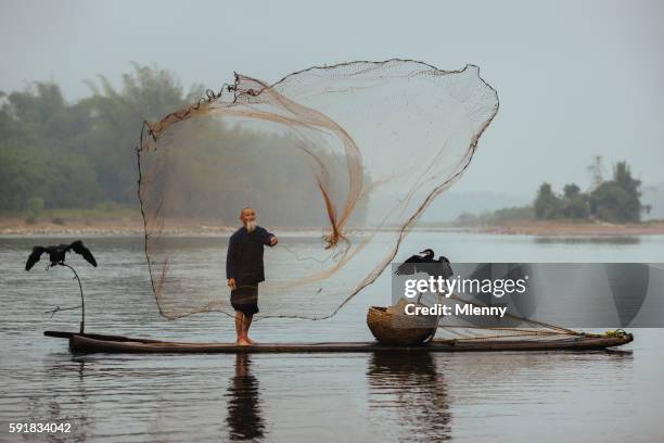Chinese Traditional Senior Fisherman Throwing Fishing Net Li River China  High-Res Stock Photo - Getty Images