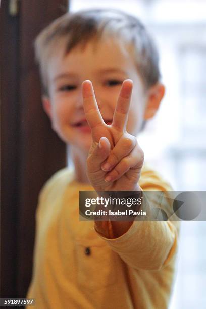 little boy making peace sign - bruselas stock pictures, royalty-free photos & images