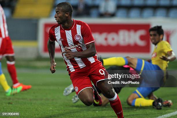 Olympiaco's Brazilian forward Seba celebrates after scoring goal during the UEFA Europa League 2016/17 match between FC Arouca and FC Olympiacos, at...