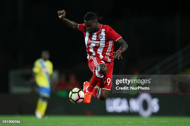 Olympiaco's Greek forward Brown Ideye in action during the UEFA Europa League 2016/17 match between FC Arouca and FC Olympiacos, at Municipal de...