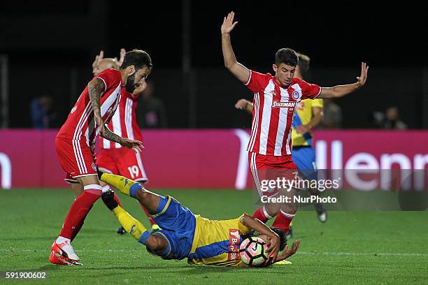 Olympiaco's Swedish forward Jimmy Durmaz with Olympiaco's Spanish defender Alberto Botia during the UEFA Europa League 2016/17 match between FC...