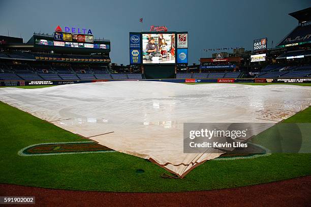 The field is covered due to rain prior to the game between the Atlanta Braves and Washington Nationals at Turner Field on August 18, 2016 in Atlanta,...