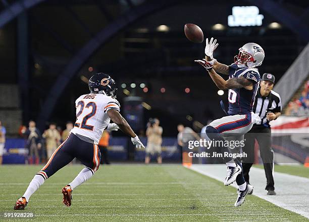 Joel Ross of the Chicago Bears defends as Matthew Slater of the New England Patriots catches a pass but lands out of bounds in the second half of a...