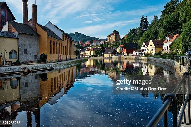 reflection in the vltava - cesky krumlov stockfoto's en -beelden