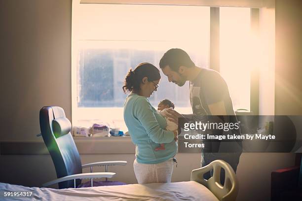 parents with newborn at hospital - neugeborenes stock-fotos und bilder