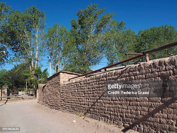 wall made with sun, dried adobe bricks - província de jujuy imagens e fotografias de stock