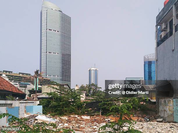 social contrast in jakarta - jakarta slum stock pictures, royalty-free photos & images