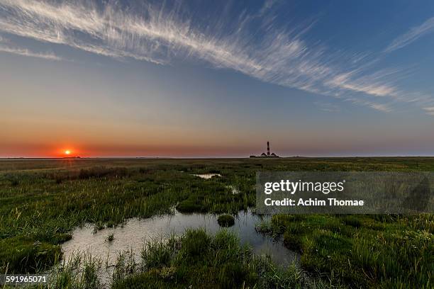 westerhever lighthouse - westerhever vuurtoren stockfoto's en -beelden